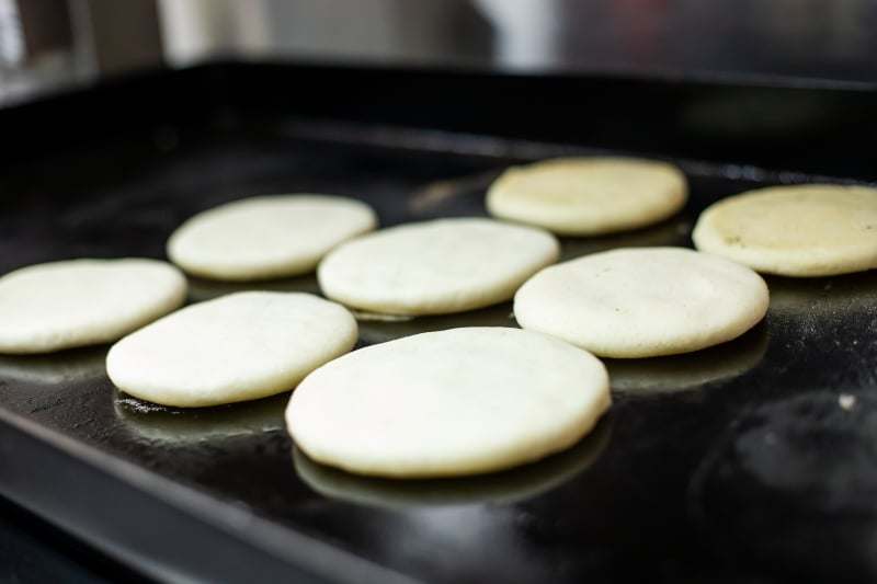 Na Venezuela, as arepas s&atilde;o consumidas no caf&eacute; da manh&atilde; ou no jantar Foto: Vinny Oliveira/La Arepa/Divulga&ccedil;&atilde;o/JC