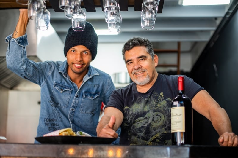 Carlos Blanco e Oscar Delgado são sócios do La Arepa, bar e restaurante de comida típica venezuelana  Foto: Vinny Oliveira/La Arepa/Divulgação/JC