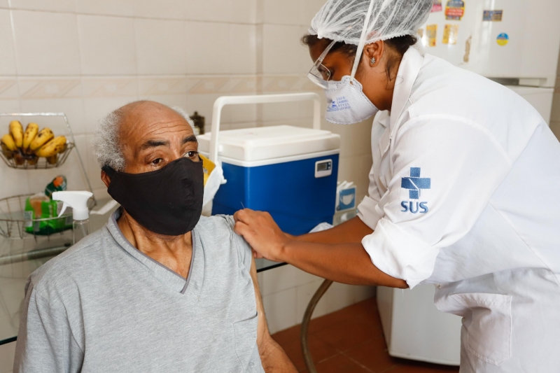 Em Porto Alegre, reforço da vacina em casa pode ser solicitado às unidades de saúde por WhatsApp