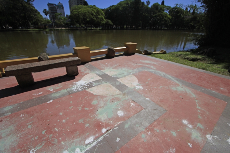 Tintas verde e branca tentaram encobrir parte do desenho da área, junto ao lago do parque