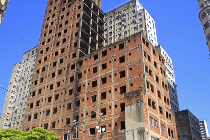 No pedido de demolição, o município destaca a inércia dos proprietários ao longo dos anos e os altos custos para a recuperação da edificação