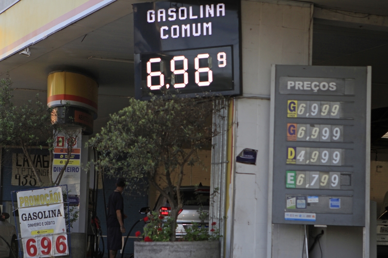 Petrobras anunciou aumento de R$ 0,21 por litro na gasolina na segunda-feira (25)