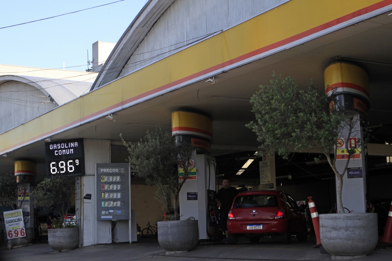 O preço médio da gasolina na semana passada ficou em R$ 6,742 o litro
