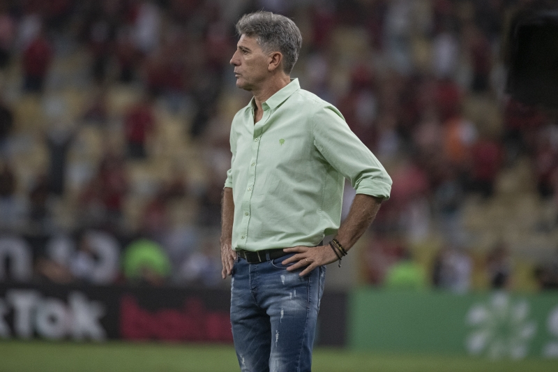 Após eliminação, em casa, para o Athletico-PR, torcida hostilizou o treinador no Maracanã
