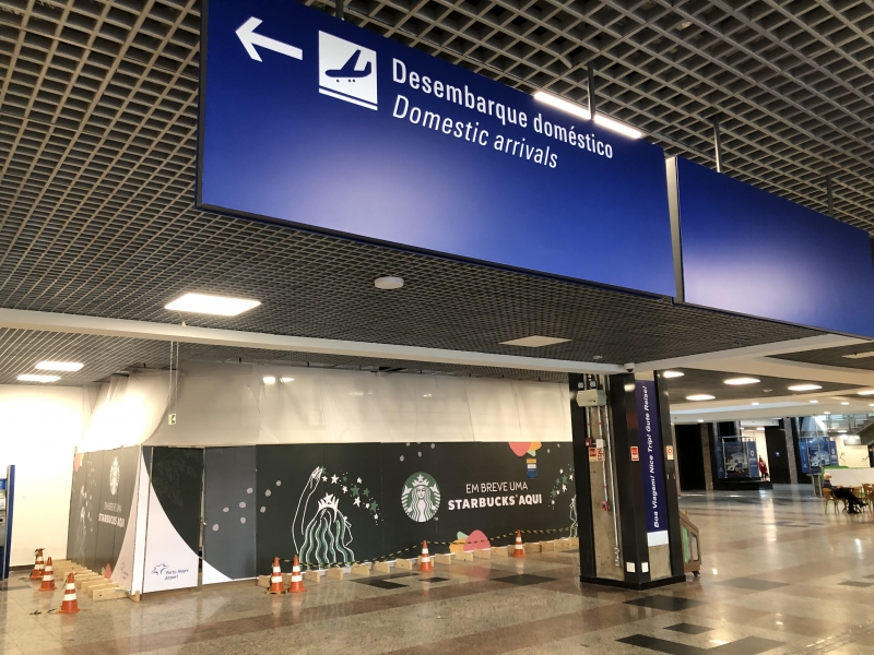 Aviso externo no tapume diz: "Em breve, uma Starbucks aqui"; obras vão até novembro