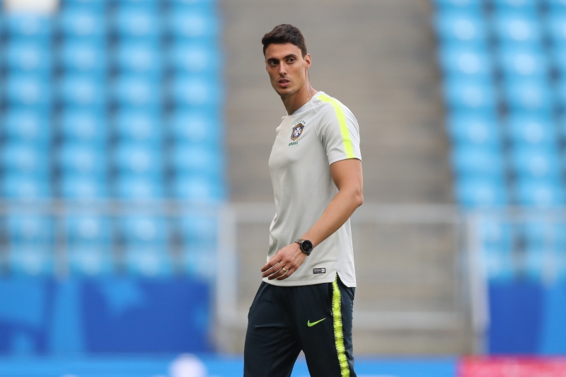 Matheus Bachi, auxiliar da seleção, reconheceu o erro ao curtir os posts