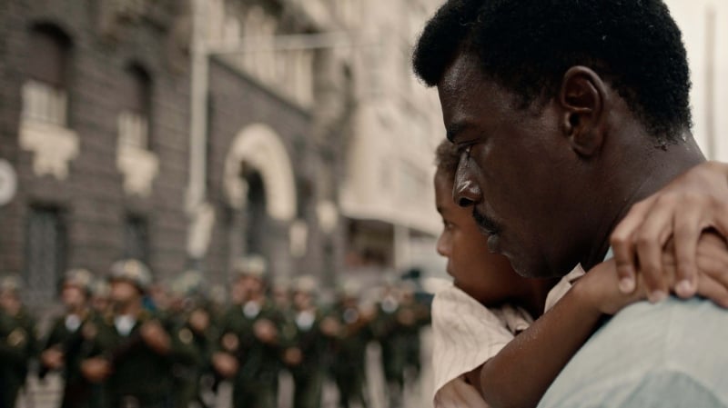 Estrelado por Seu Jorge, longa dirigido pelo baiano finalmente estreia no Brasil nesta quinta-feira (4)
