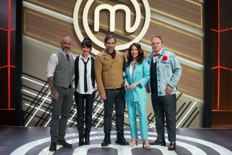 Comediante (centro) ajuda os jurados na avaliação de uma prova de sobremesas