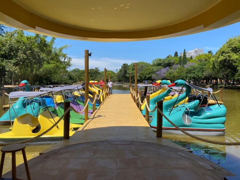 Pedalinhos coloridos voltam a alegrar o lago da Redenção, um dos cartões postais de Porto Alegre
