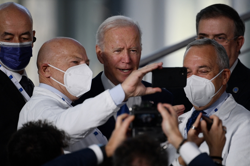 Biden posou para selfie com trabalhadores da saúde antes de participar de reunião do G20