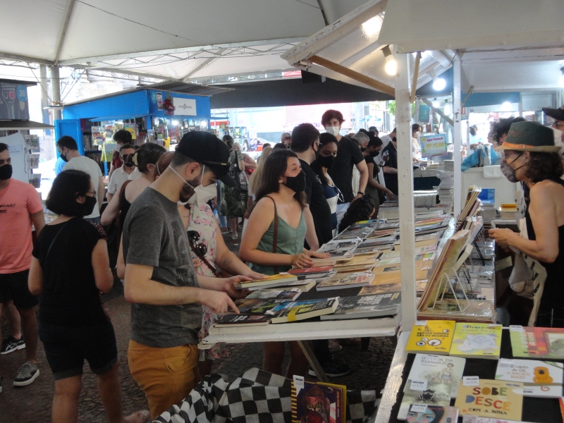 Bancas de livreiros ficaram lotadas na tarde desta terça-feira