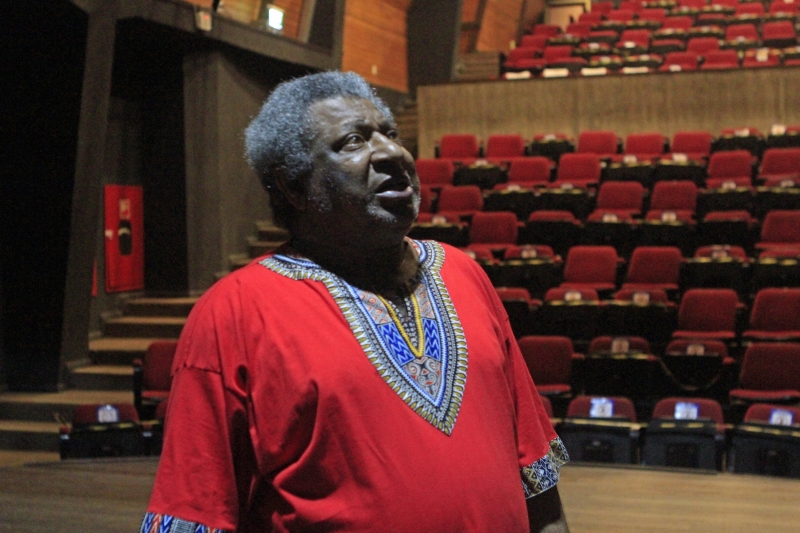 Nascido no bairro Medianeira, em Porto Alegre, em 1955, Sirmar Antunes recorda carreira cênica de 47 anos