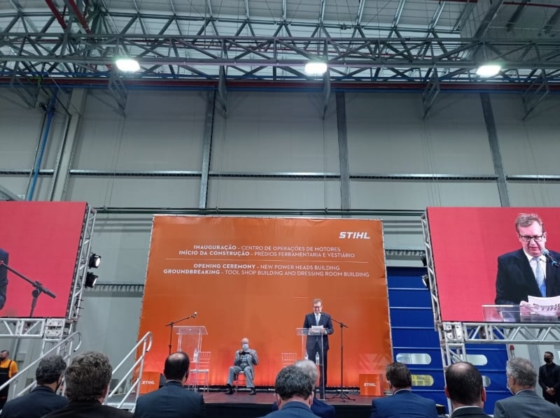 {'nm_midia_inter_thumb1':'https://www.jornaldocomercio.com/_midias/jpg/2021/11/04/206x137/1_inauguracao_stihl-9461631.jpg', 'id_midia_tipo':'2', 'id_tetag_galer':'', 'id_midia':'6183d58812e4e', 'cd_midia':9461631, 'ds_midia_link': 'https://www.jornaldocomercio.com/_midias/jpg/2021/11/04/inauguracao_stihl-9461631.jpg', 'ds_midia': 'A Stihl Ferramentas Motorizadas inaugura o seu Centro de Operações Motores, em São Leopoldo', 'ds_midia_credi': 'JULIANO TATSCH/DIVULGAÇÃO/JC', 'ds_midia_titlo': 'A Stihl Ferramentas Motorizadas inaugura o seu Centro de Operações Motores, em São Leopoldo', 'cd_tetag': '1', 'cd_midia_w': '800', 'cd_midia_h': '598', 'align': 'Left'}