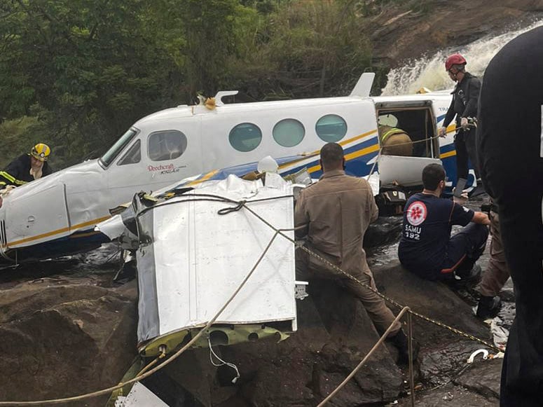 Segundo a Polícia Militar, aeronave tentou realizar pouso forçado e caiu próximo à cachoeira