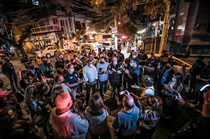 Prefeito Sebastião Melo e vice Ricardo Gomes participaram da ação e conversaram com a comunidade no bairro