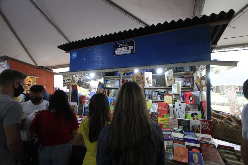 Calle Corrientes, que expõe livros no idioma espanhol, ocupa a banca n° 41 da Feira