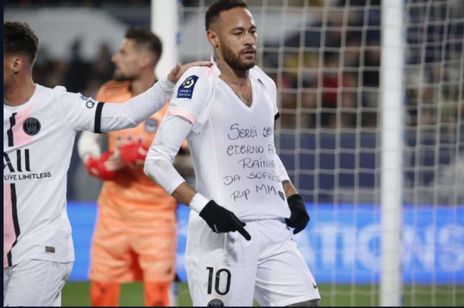 Neymar escreveu uma homenagem para a cantora em sua camisa