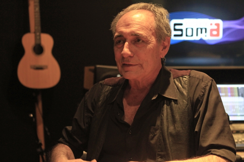 Ex-integrante do lendário grupo Secos &Molhados assinou com a Soma Records