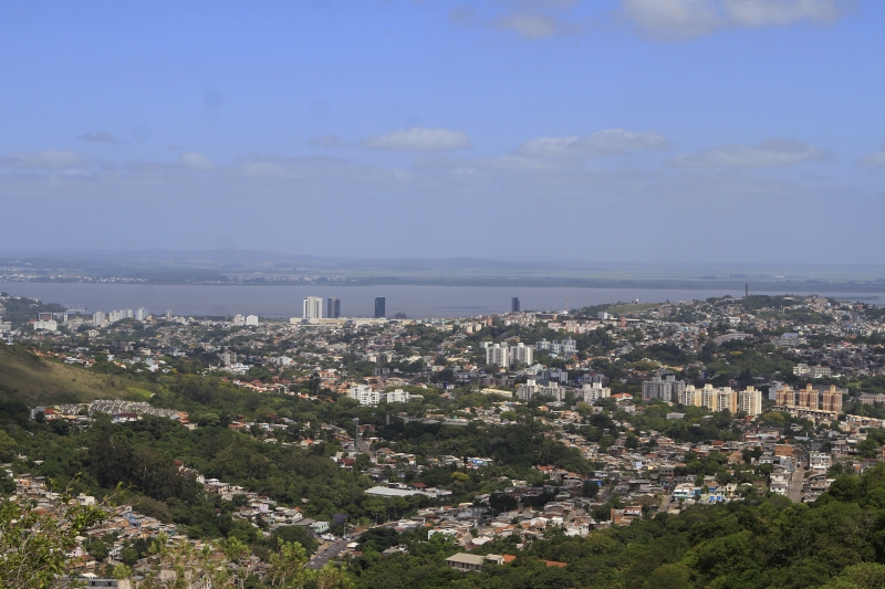 Vista aérea de Porto Alegre com lago Guaíba ao fundo