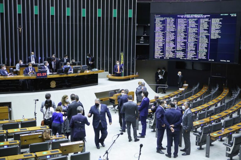 Com a maior presença de parlamentares na Casa, o governo ampliou a vantagem obtida na votação em primeiro turno de 312 votos a 144