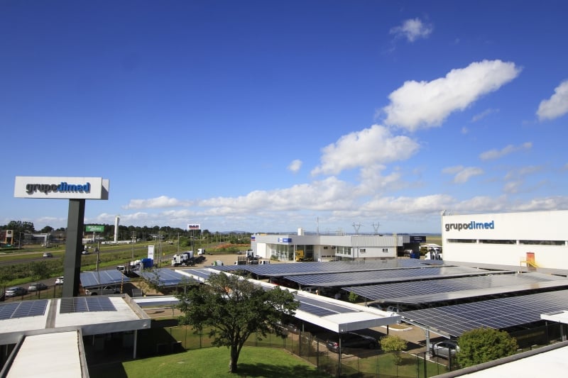 Carport soma quase 2,3 mil painéis na sede da operação do grupo em Eldorado do Sul