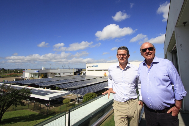 {'nm_midia_inter_thumb1':'https://www.jornaldocomercio.com/_midias/jpg/2021/11/09/206x137/1_ma_091121___dimed__4_-9466465.jpg', 'id_midia_tipo':'2', 'id_tetag_galer':'', 'id_midia':'618a7e4af027d', 'cd_midia':9466465, 'ds_midia_link': 'https://www.jornaldocomercio.com/_midias/jpg/2021/11/09/ma_091121___dimed__4_-9466465.jpg', 'ds_midia': 'Panvel / Dimed inaugura nova usina fotovoltaica com participação de diretores e colaboradores da companhia.    Na foto: Julio Mottin Neto, presidente do grupo Dimed / Panvel, e Julio Mottin, um dos fundadores do grupo Dimed / Panvel', 'ds_midia_credi': 'MARIANA ALVES/JC', 'ds_midia_titlo': 'Panvel / Dimed inaugura nova usina fotovoltaica com participação de diretores e colaboradores da companhia.    Na foto: Julio Mottin Neto, presidente do grupo Dimed / Panvel, e Julio Mottin, um dos fundadores do grupo Dimed / Panvel', 'cd_tetag': '1', 'cd_midia_w': '800', 'cd_midia_h': '533', 'align': 'Left'}