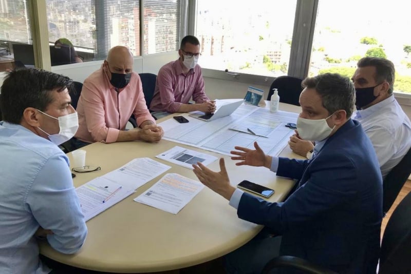 Taborda (esquerda) disse ao prefeito (direita) que estão sendo feitos ajustes pedidos por órgãos