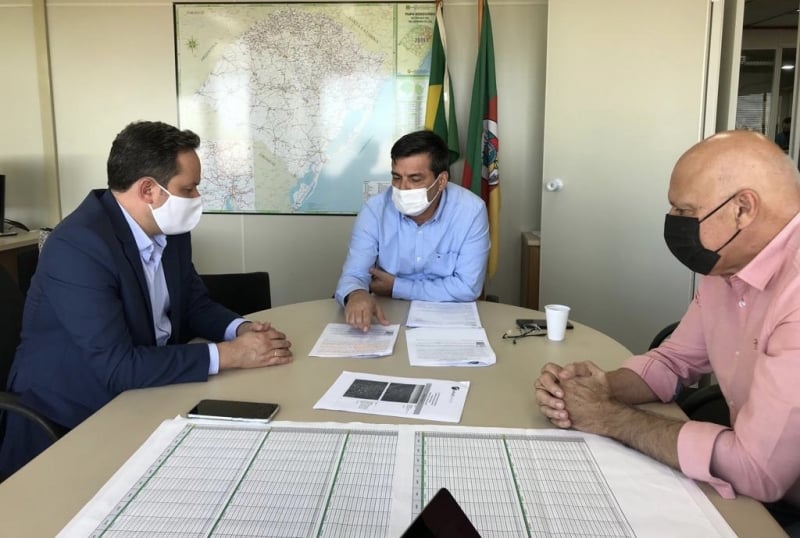 Taborda (centro) explica ao prefeito (esquerda) como está a tramitação em órgãos de aviação