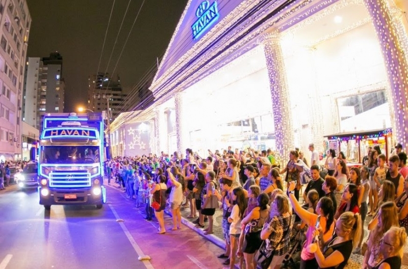 Evento tem caminhões iluminados e com música que percorrem cidades onde ficam as lojas 
