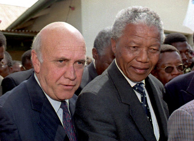 Klerk foi o responsável por libertar o ícone da luta contra o apartheid no país, Nelson Mandela