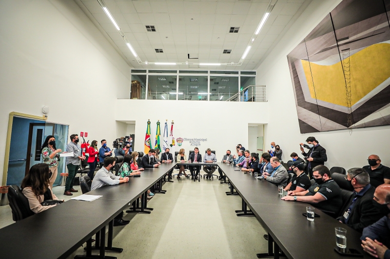 {'nm_midia_inter_thumb1':'https://www.jornaldocomercio.com/_midias/jpg/2021/11/11/206x137/1_211111_mateus_raugust_pmpa_002-9469430.jpg', 'id_midia_tipo':'2', 'id_tetag_galer':'', 'id_midia':'618d71cca2b4a', 'cd_midia':9469430, 'ds_midia_link': 'https://www.jornaldocomercio.com/_midias/jpg/2021/11/11/211111_mateus_raugust_pmpa_002-9469430.jpg', 'ds_midia': 'Porto Alegre, RS - 11/11/2021: Decreto estabelece regras de conviv&ecirc;ncia para o bairro moinhos de vento na c&acirc;mara municipal nesta quinta-feira. Foto: Mateus Raugust/PMPA', 'ds_midia_credi': 'MATEUS RAUGUST/PMPA/DIVULGA&Ccedil;&Atilde;O/JC', 'ds_midia_titlo': 'Porto Alegre, RS - 11/11/2021: Decreto estabelece regras de conviv&ecirc;ncia para o bairro moinhos de vento na c&acirc;mara municipal nesta quinta-feira. Foto: Mateus Raugust/PMPA', 'cd_tetag': '1', 'cd_midia_w': '800', 'cd_midia_h': '533', 'align': 'Left'}