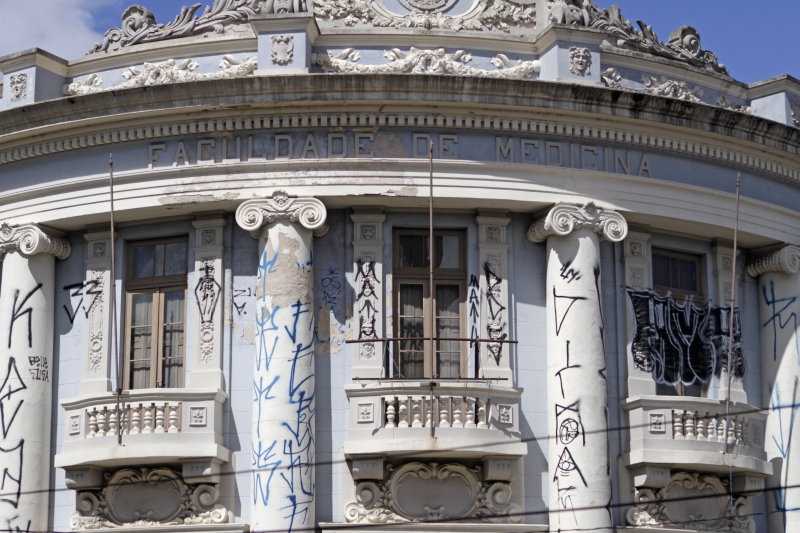 Beleza da construção, em estilo neoclássico e formato circular, vem sendo ofuscada por pichações