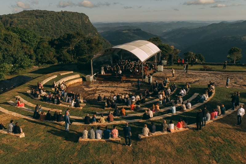 Um dos atrativos é o Anfiteatro Laje de Pedra, que pode receber até 300 pessoas