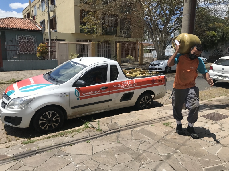 Depois de fazer o pedido, o gás é entregue em casa com o valor que vem com desconto 