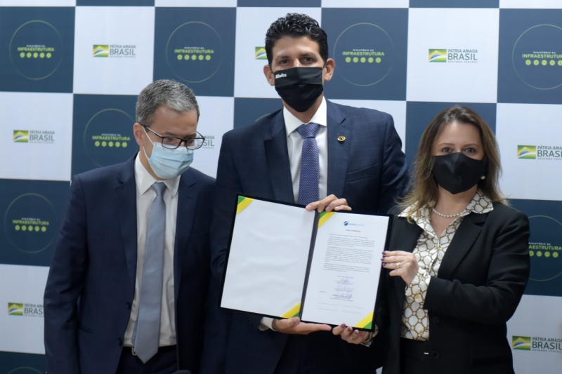 Norman, da Anac, Sampaio (centro) e Cristiane, da CCR Airports, oficializam transferência