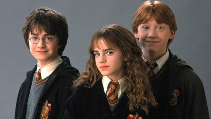 Espectador assiste aos primeiros passos de Harry Potter, vivido por Daniel Radcliffe (esquerda)
