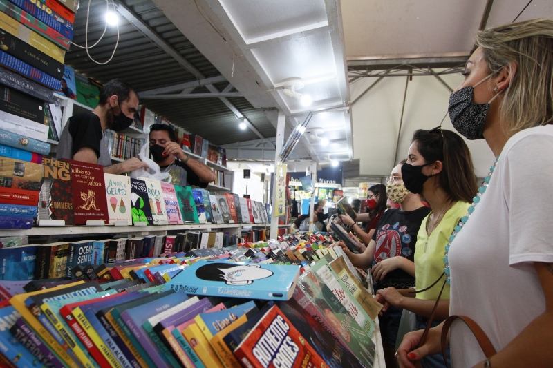 {'nm_midia_inter_thumb1':'https://www.jornaldocomercio.com/_midias/jpg/2021/11/15/206x137/1_ma_151121___feira__3_-9471338.jpg', 'id_midia_tipo':'2', 'id_tetag_galer':'', 'id_midia':'6192a97256967', 'cd_midia':9471338, 'ds_midia_link': 'https://www.jornaldocomercio.com/_midias/jpg/2021/11/15/ma_151121___feira__3_-9471338.jpg', 'ds_midia': '&Uacute;ltimo dia da Feira do Livro de Porto Alegre na Pra&ccedil;a da Alf&acirc;ndega', 'ds_midia_credi': 'MARIANA ALVES/JC', 'ds_midia_titlo': '&Uacute;ltimo dia da Feira do Livro de Porto Alegre na Pra&ccedil;a da Alf&acirc;ndega', 'cd_tetag': '1', 'cd_midia_w': '800', 'cd_midia_h': '533', 'align': 'Left'}