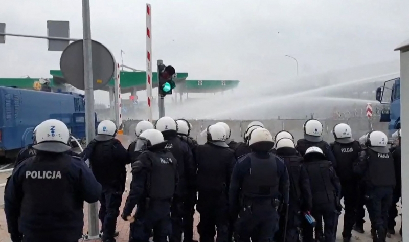 Forças de segurança da Polônia usaram canhões d'água e gás lacrimogêneo para tentar barrar refugiados