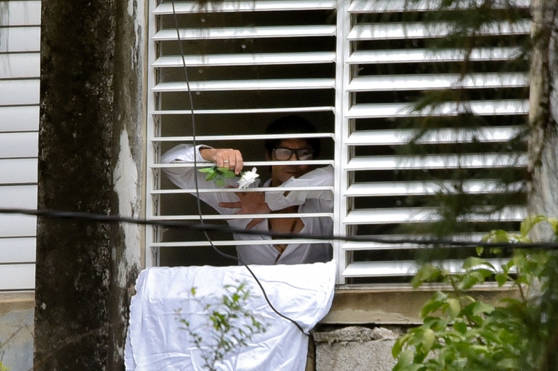 Yunior faria ato com uma rosa branca nas ruas, mas sua casa foi sitiada, e ele não pode sair