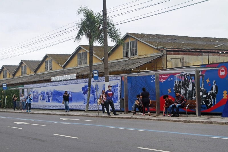 Revitalização inclui ainda melhorias nas paradas de ônibus e colocação de painéis de publicidade