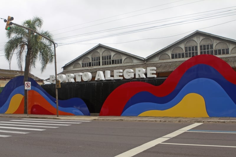 Muro da Mauá ganha novo layout, com imagens da trajetória da cidade, cores e anúncios