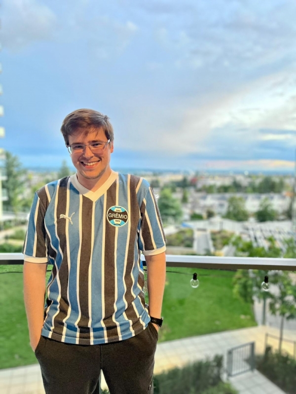 Thomas &eacute; ga&uacute;cho e torcedor apaixonado do Gr&ecirc;mio Foto: ARQUIVO PESSOAL/DIVULGA&Ccedil;&Atilde;O/JC