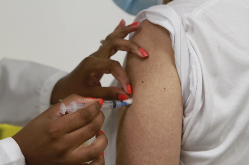 A aplicação da primeira dose continua para os públicos já contemplados anteriormente na campanha