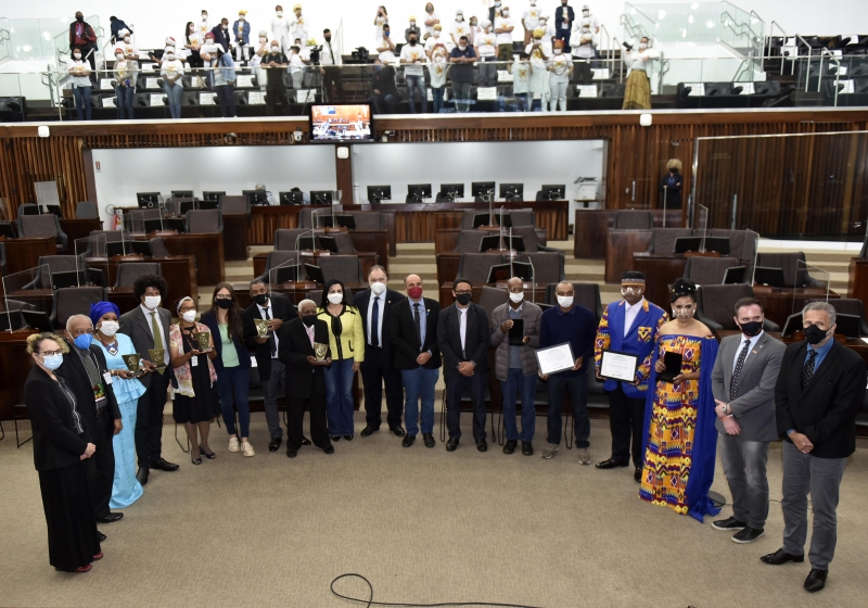  Parlamento gaúcho fez entrega  dos troféus Deputado Carlos Santos e medalhas Zumbi dos Palmares 