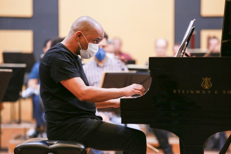 Pianista Marcos Aragoni, no ensaio com orquestra, participa como solista