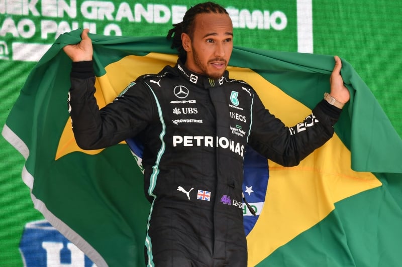 No ano passado, Hamilton repetiu o icônico gesto de Ayrton Senna ao dar uma volta no autódromo com a bandeira do Brasil