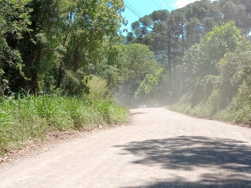 Dos 23,8 quilômetros da estrada entre Gramado e Santa Maria do Herval, 10 são de chão batido