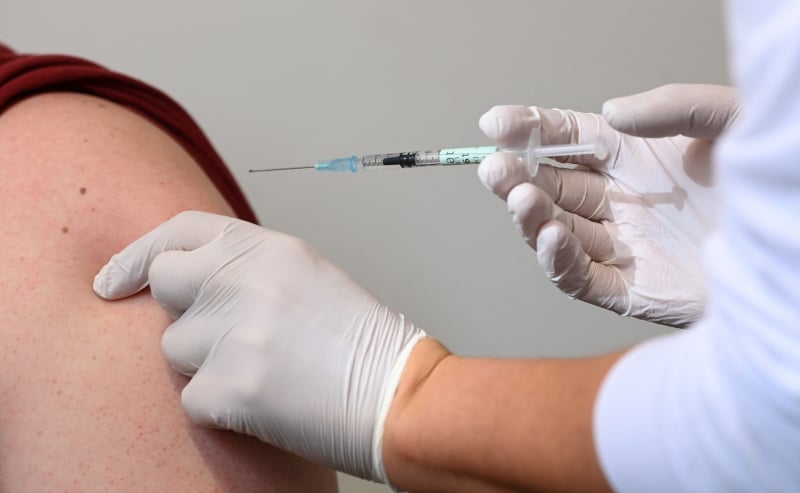 A D4 é aplicada em pessoas a partir de 18 anos vacinadas com a D3 há mais de quatro meses