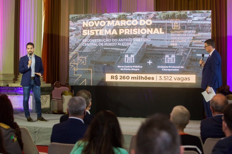 {'nm_midia_inter_thumb1':'https://www.jornaldocomercio.com/_midias/jpg/2021/11/19/206x137/1_51691251334_807b00b1fa_o-9475943.jpg', 'id_midia_tipo':'2', 'id_tetag_galer':'', 'id_midia':'6197d77124a2b', 'cd_midia':9475943, 'ds_midia_link': 'https://www.jornaldocomercio.com/_midias/jpg/2021/11/19/51691251334_807b00b1fa_o-9475943.jpg', 'ds_midia': 'PORTO ALEGRE, RS, BRASIL, 19/10/2021 - O governo do Estado anunciou, nesta sexta-feira (19/11), no Pal&aacute;cio Piratini, um dos maiores valores j&aacute; destinados de uma s&oacute; vez aos sistemas penal e socioeducativo. Fotos: Felipe Dalla Valle/ Pal&aacute;cio Piratini', 'ds_midia_credi': 'Felipe Dalla Valle/Pal&aacute;cio Piratini/JC', 'ds_midia_titlo': 'PORTO ALEGRE, RS, BRASIL, 19/10/2021 - O governo do Estado anunciou, nesta sexta-feira (19/11), no Pal&aacute;cio Piratini, um dos maiores valores j&aacute; destinados de uma s&oacute; vez aos sistemas penal e socioeducativo. Fotos: Felipe Dalla Valle/ Pal&aacute;cio Piratini', 'cd_tetag': '1', 'cd_midia_w': '800', 'cd_midia_h': '533', 'align': 'Left'}
