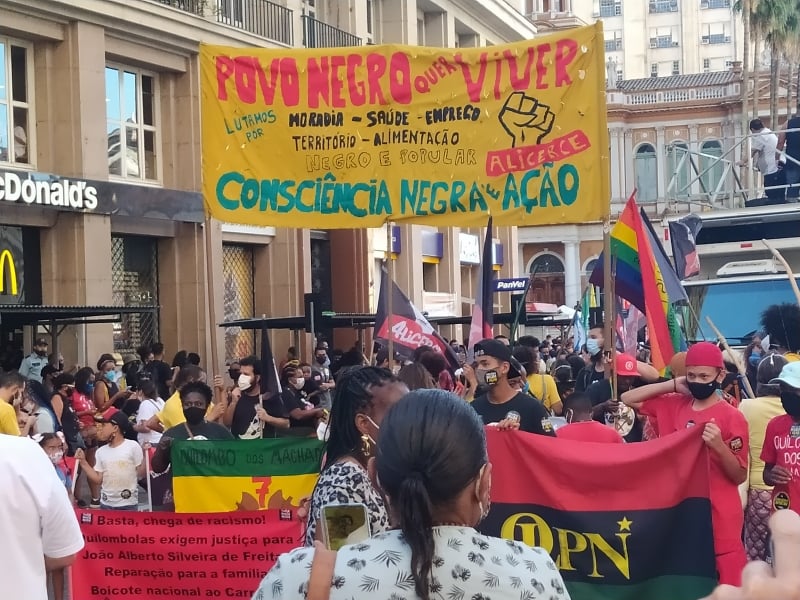 Ativistas protestaram contra o racismo, reivindicaram políticas públicas e homenagearam Oliveira Silveira